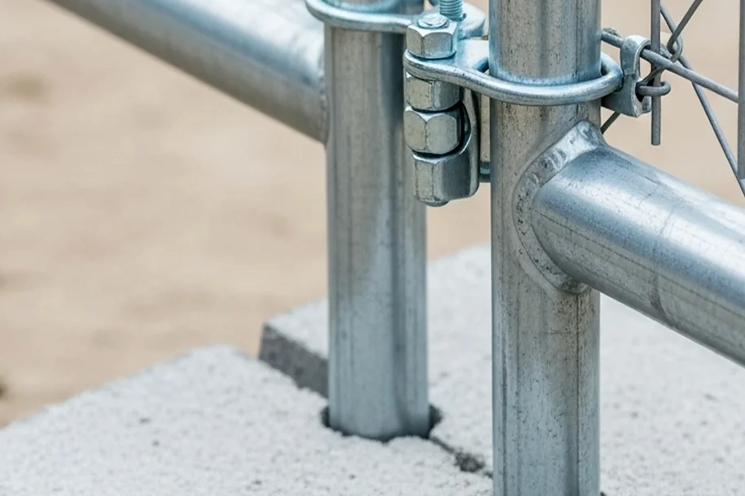 Mobil çit ayağında kelepçe ve galvaniz panel bağlantısı